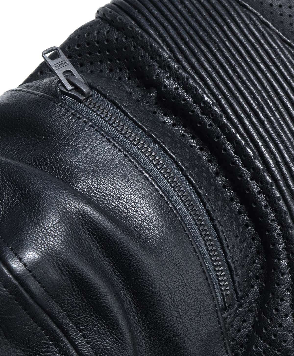 膝には外側からアクセス可能なパッドポケットを配置。