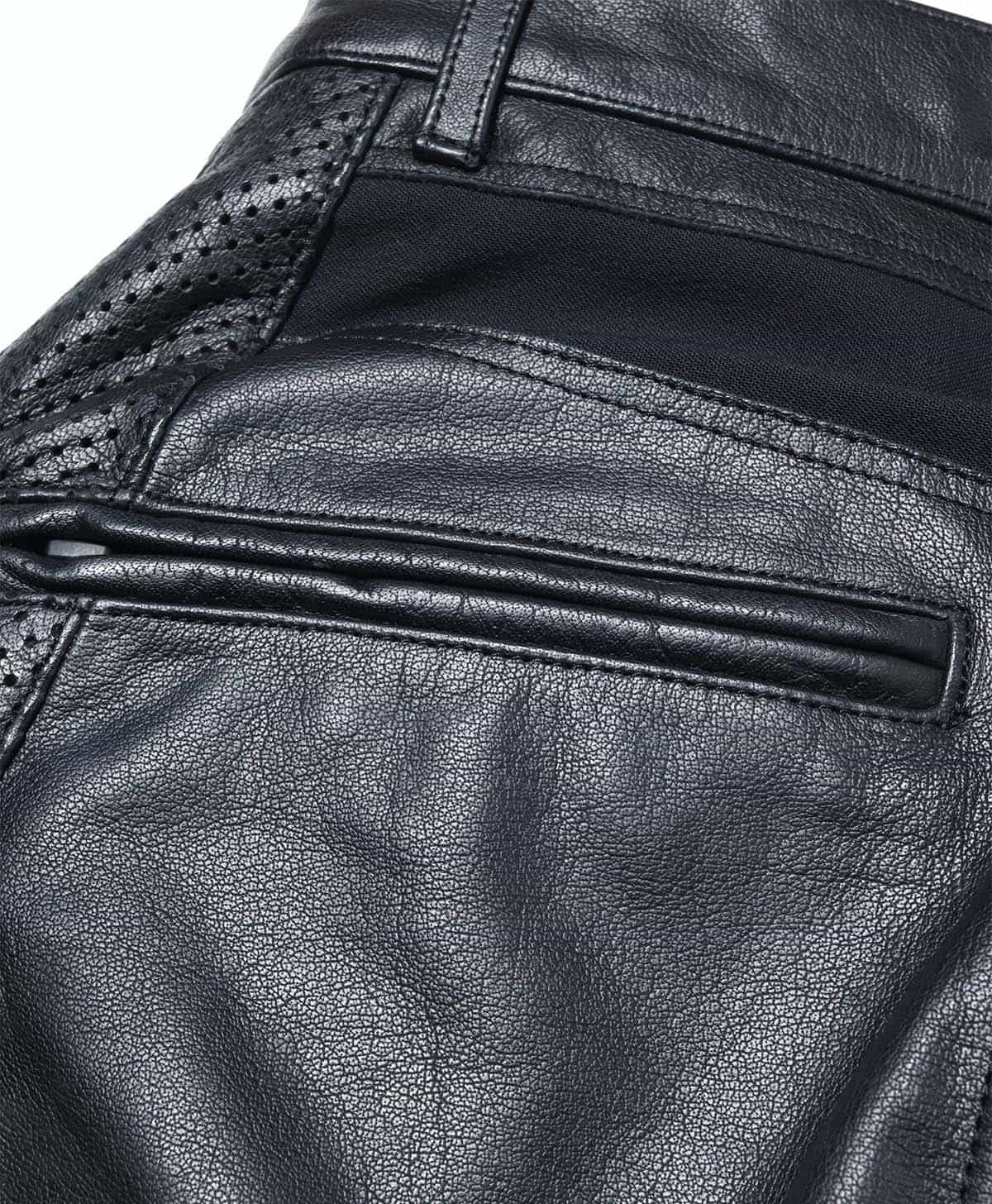 ヒップポケットのファスナーもムシ隠し仕様に。