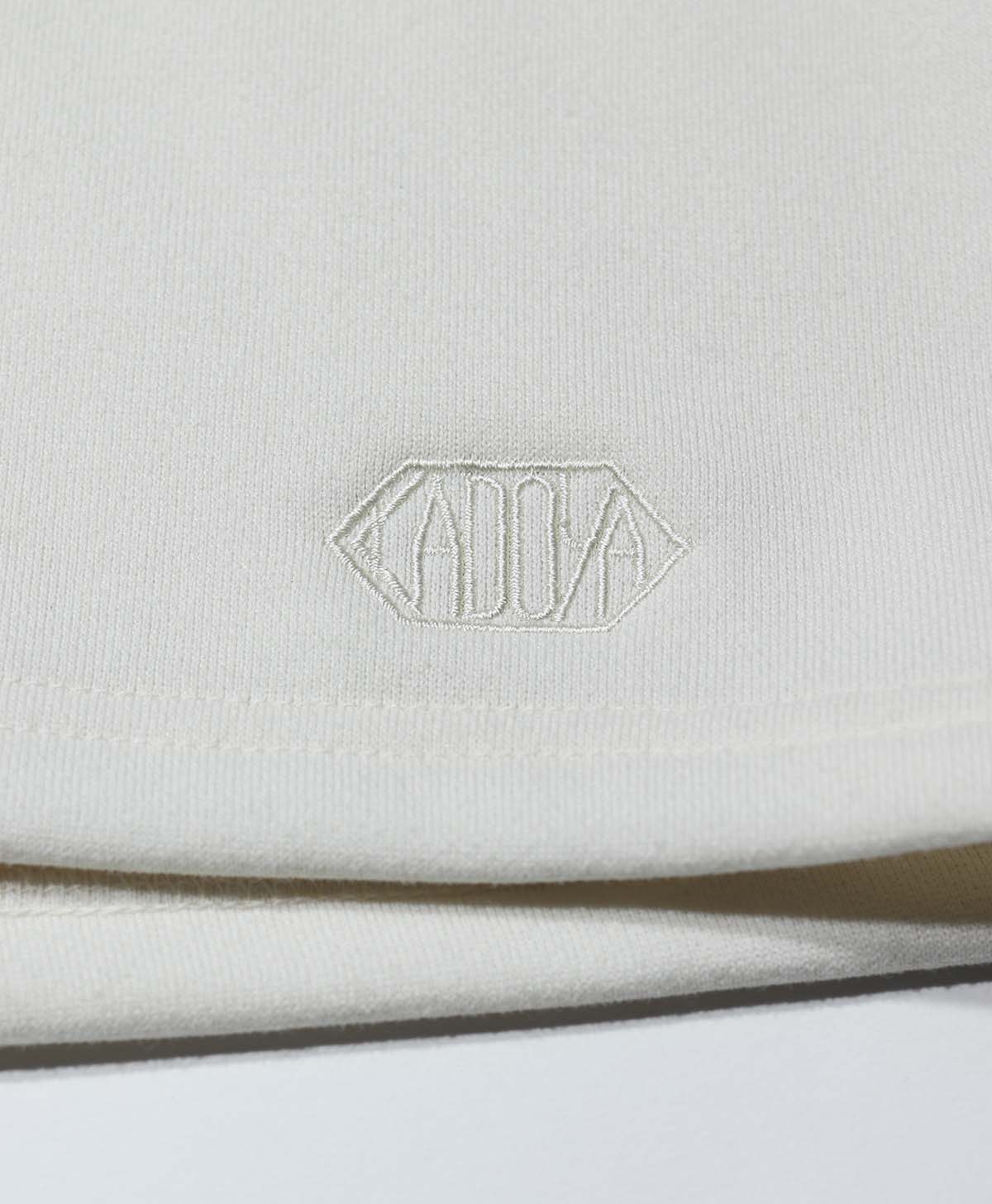 ワンポイントでKADOYAロゴを配置。