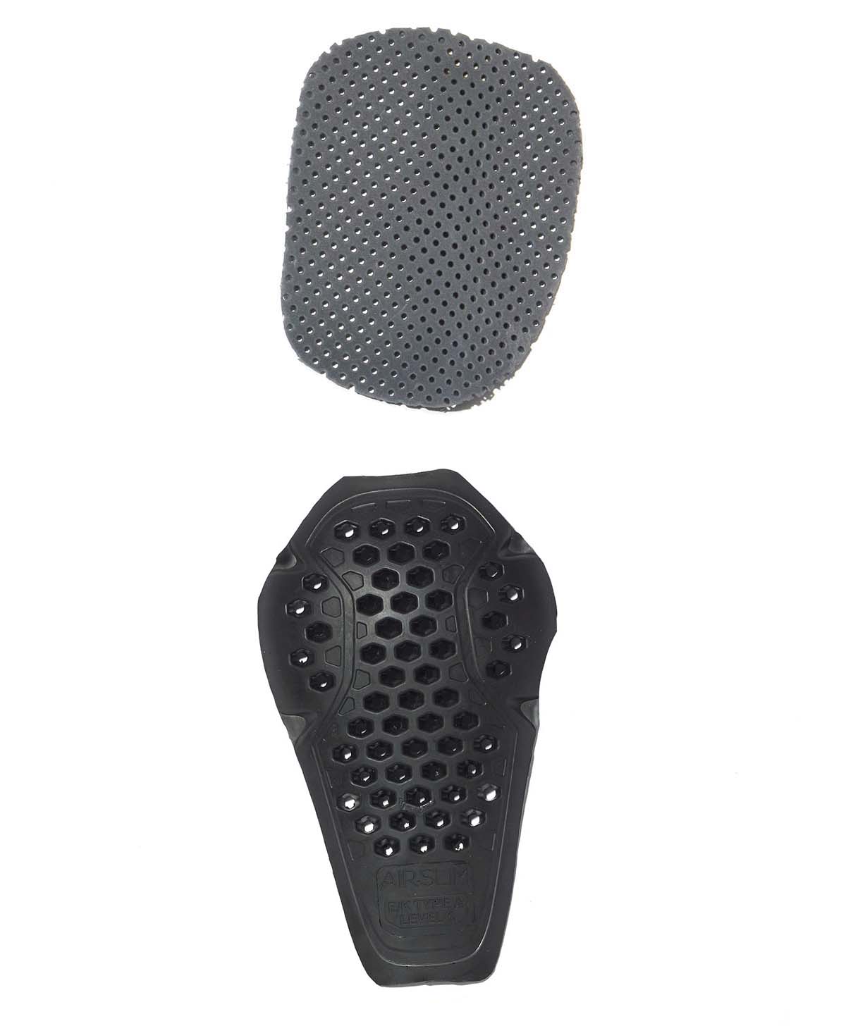 腰にもパンチング加工されたスポンジパッドを挿入ることで高い安全性を実現。