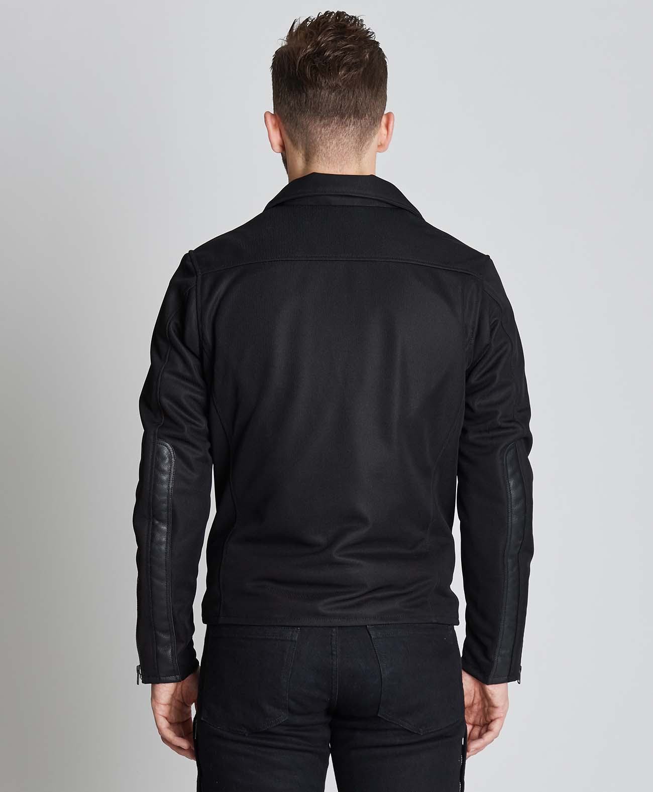 176cm 75kg サイズL Tシャツ着用