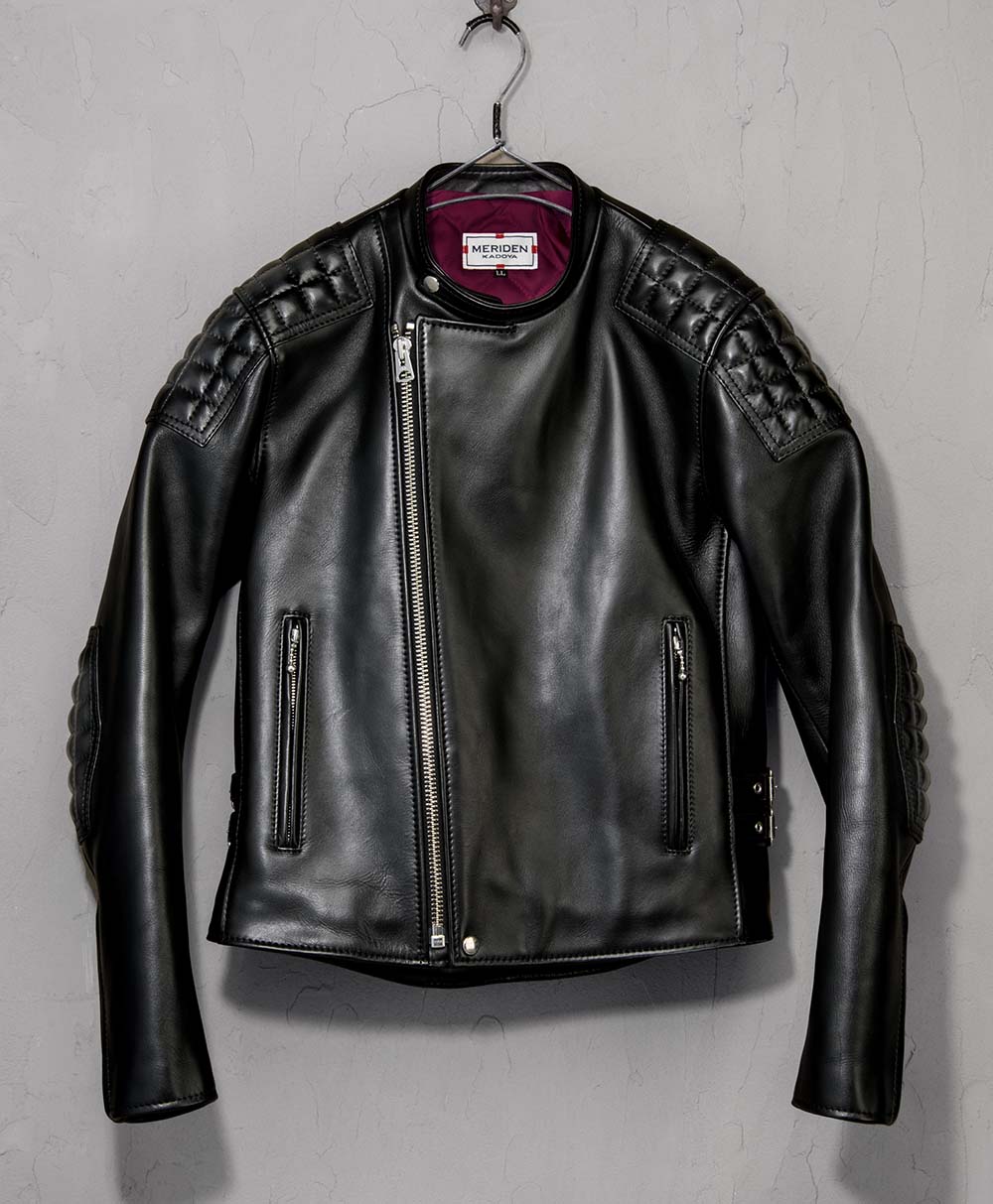 パテッドが特徴的なセミダブルライダースジャケット