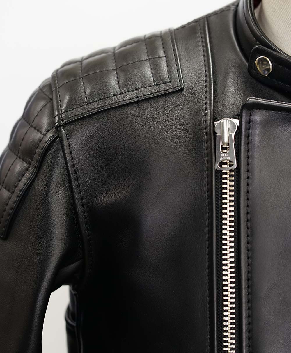 垂直に近い角度のメインファスナー