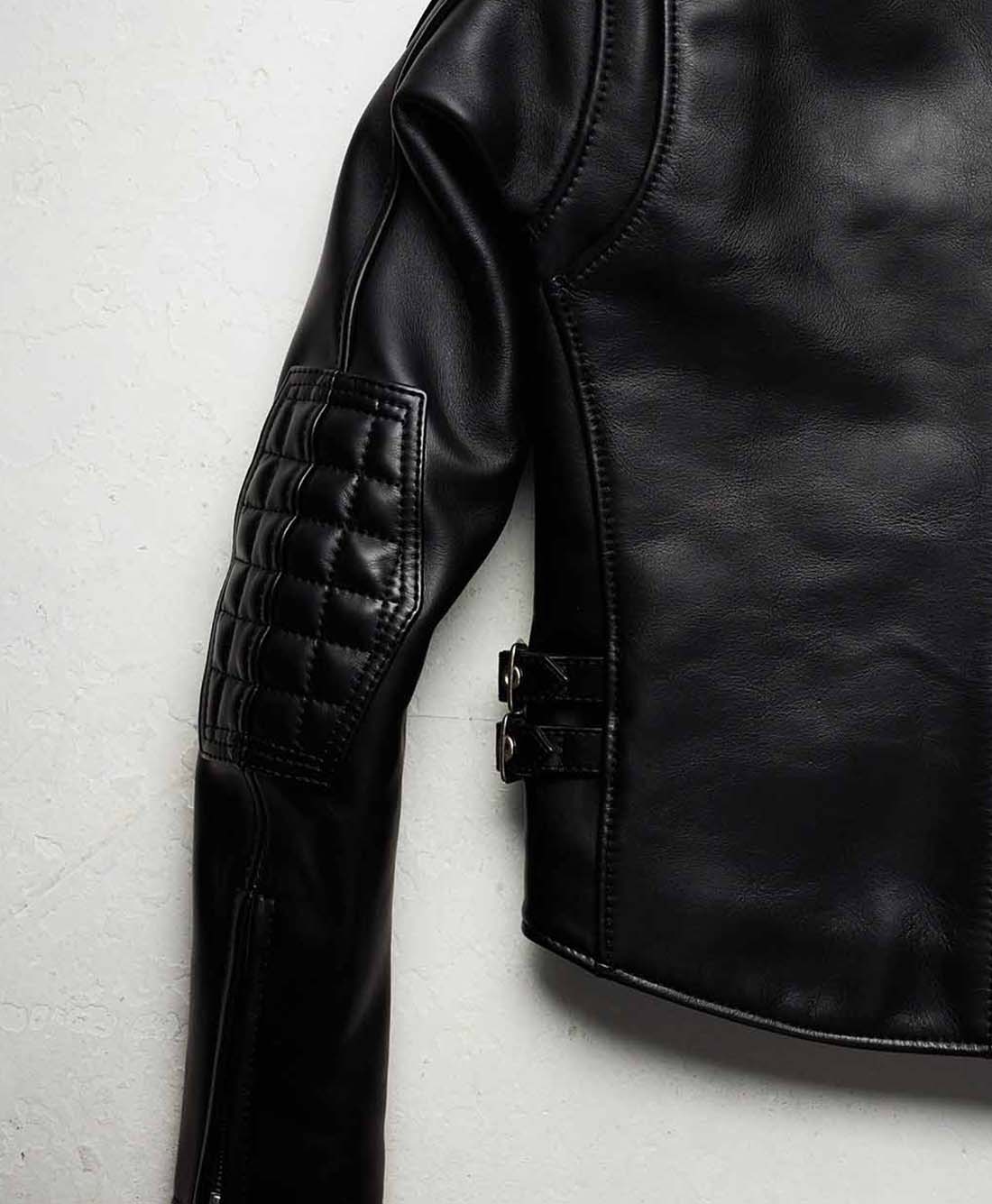 肩肘のパット角のある直線的デザイン