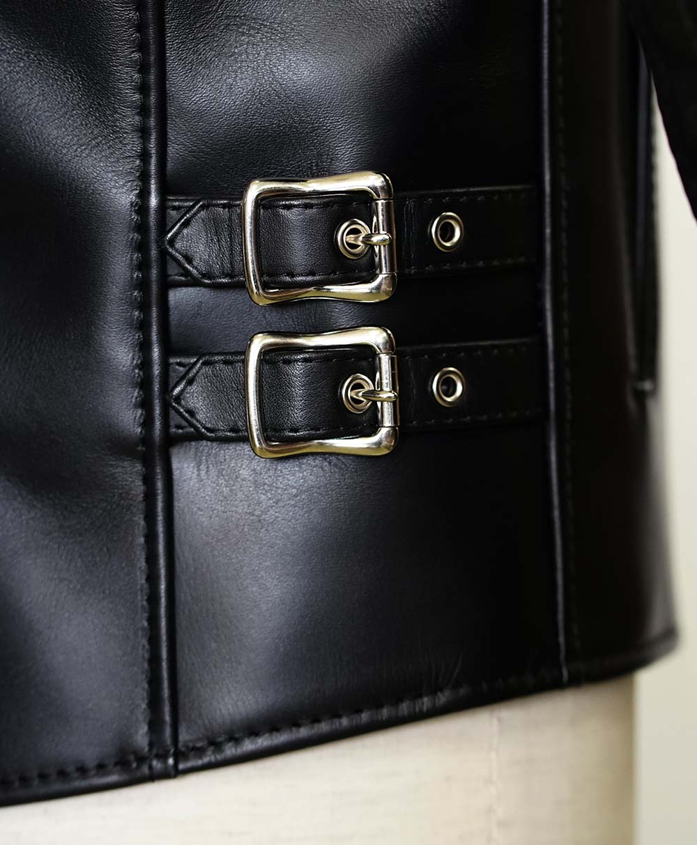 腰ベルトはシルバー色のバックルが二連の仕様