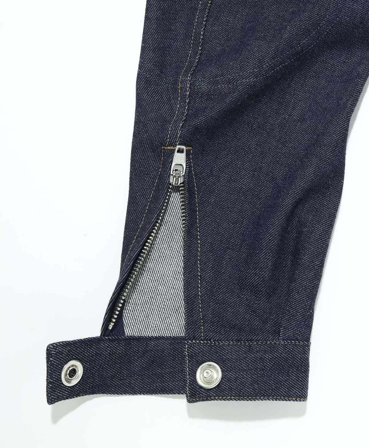 袖口はファスナー開閉+ドットボタンカフスを採用