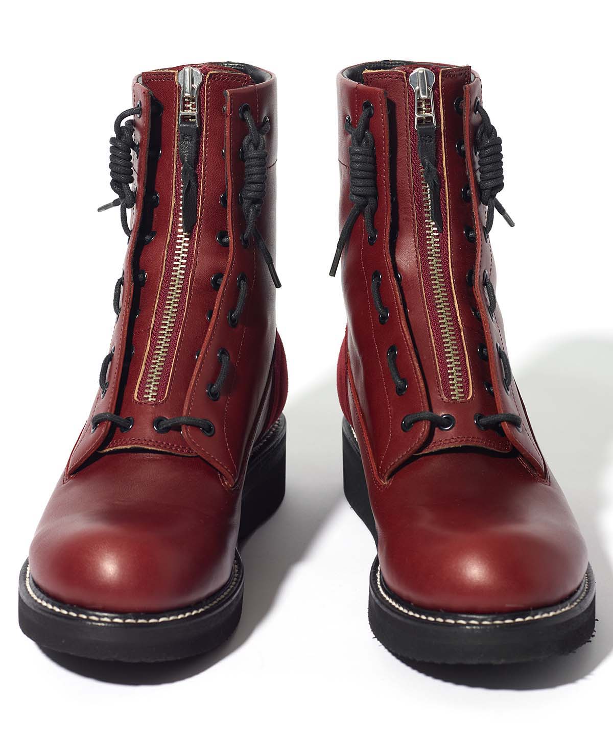 グローブを着用したままでも操作し易いよう、ファスナーには革プルを採用