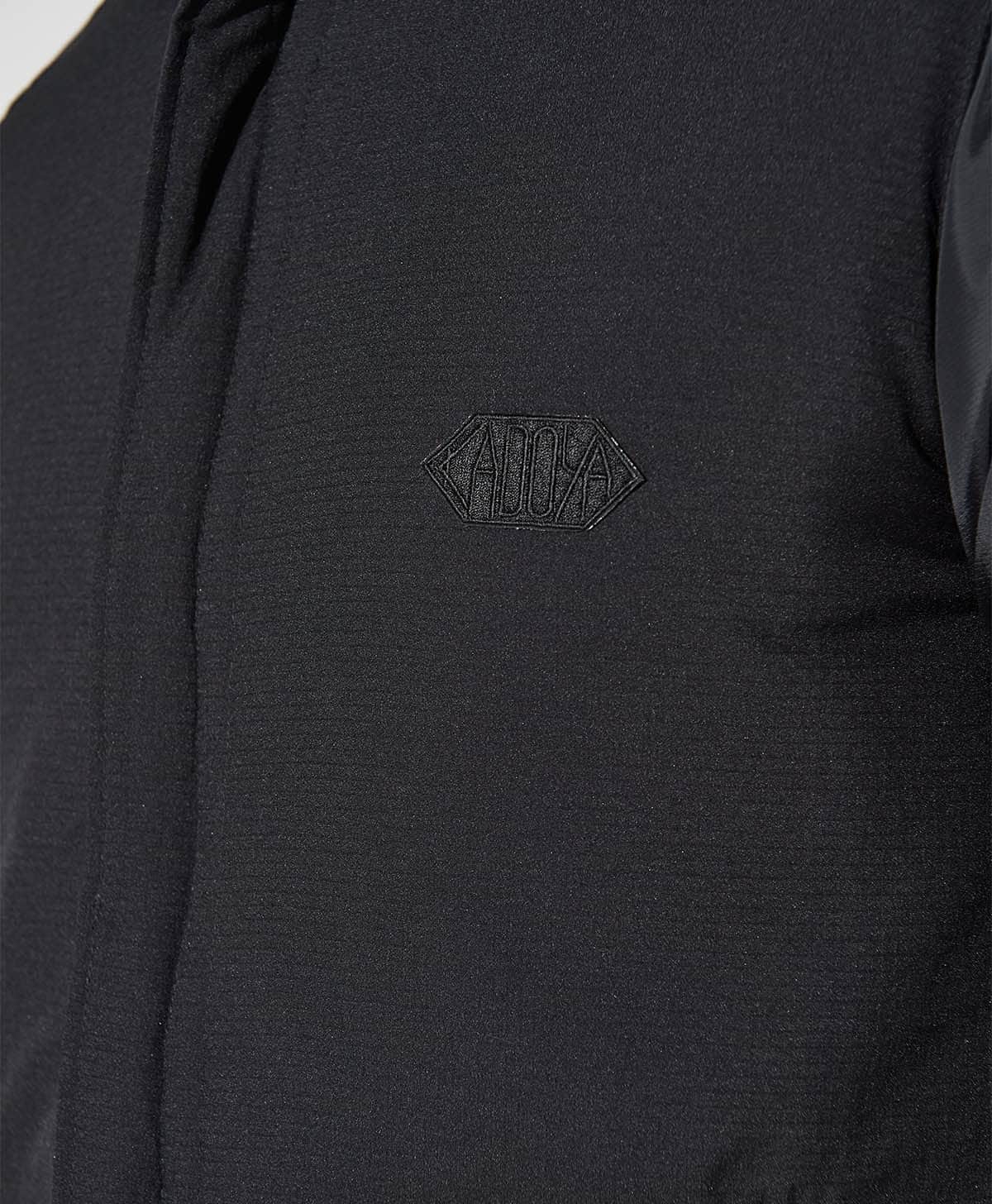 胸には表生地刺繍のロゴを配置