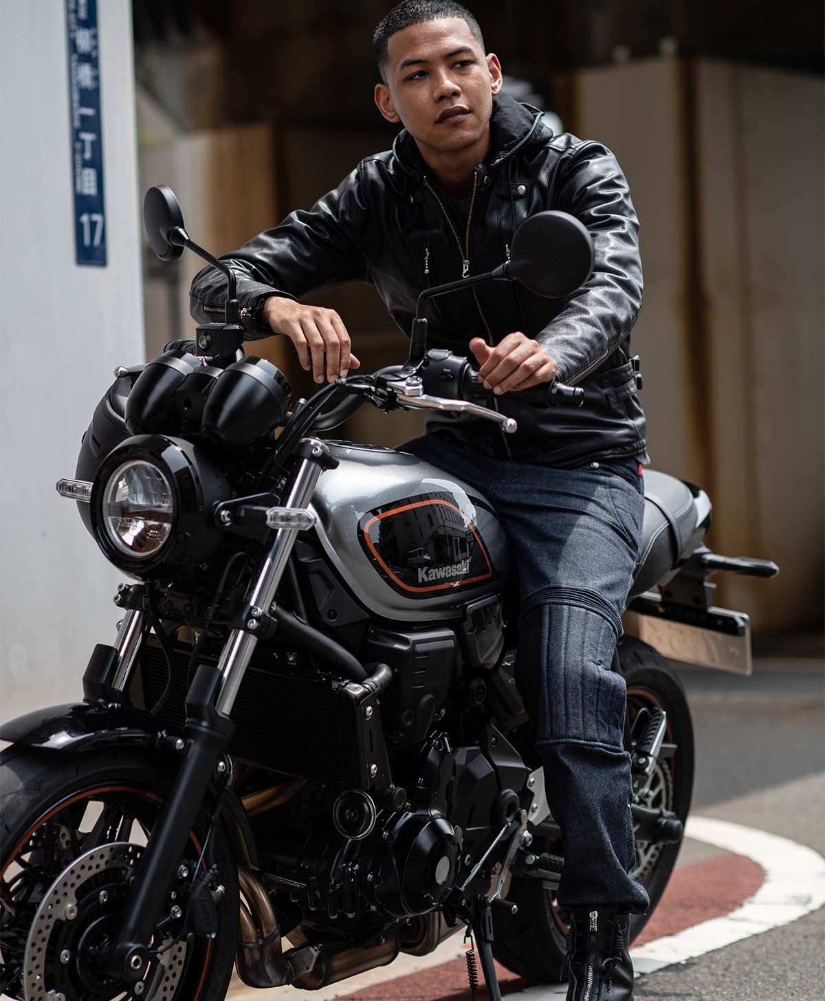 H187 B92 W69 サイズ L Tシャツ着用