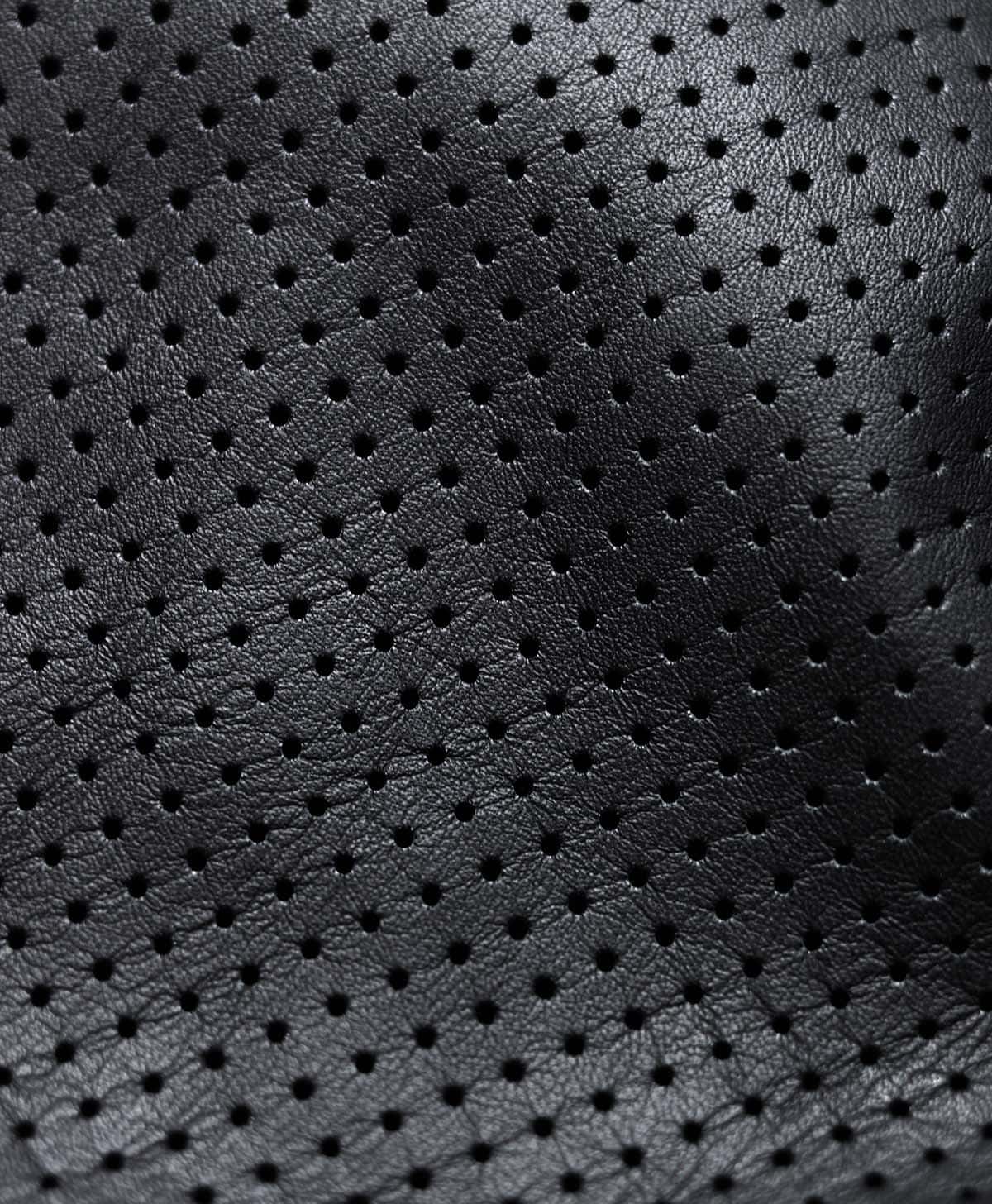 MFJ公認のサーキットスペックを誇るHF-MINKLE LEATHER に2mm径のパンチング加工を施した。
