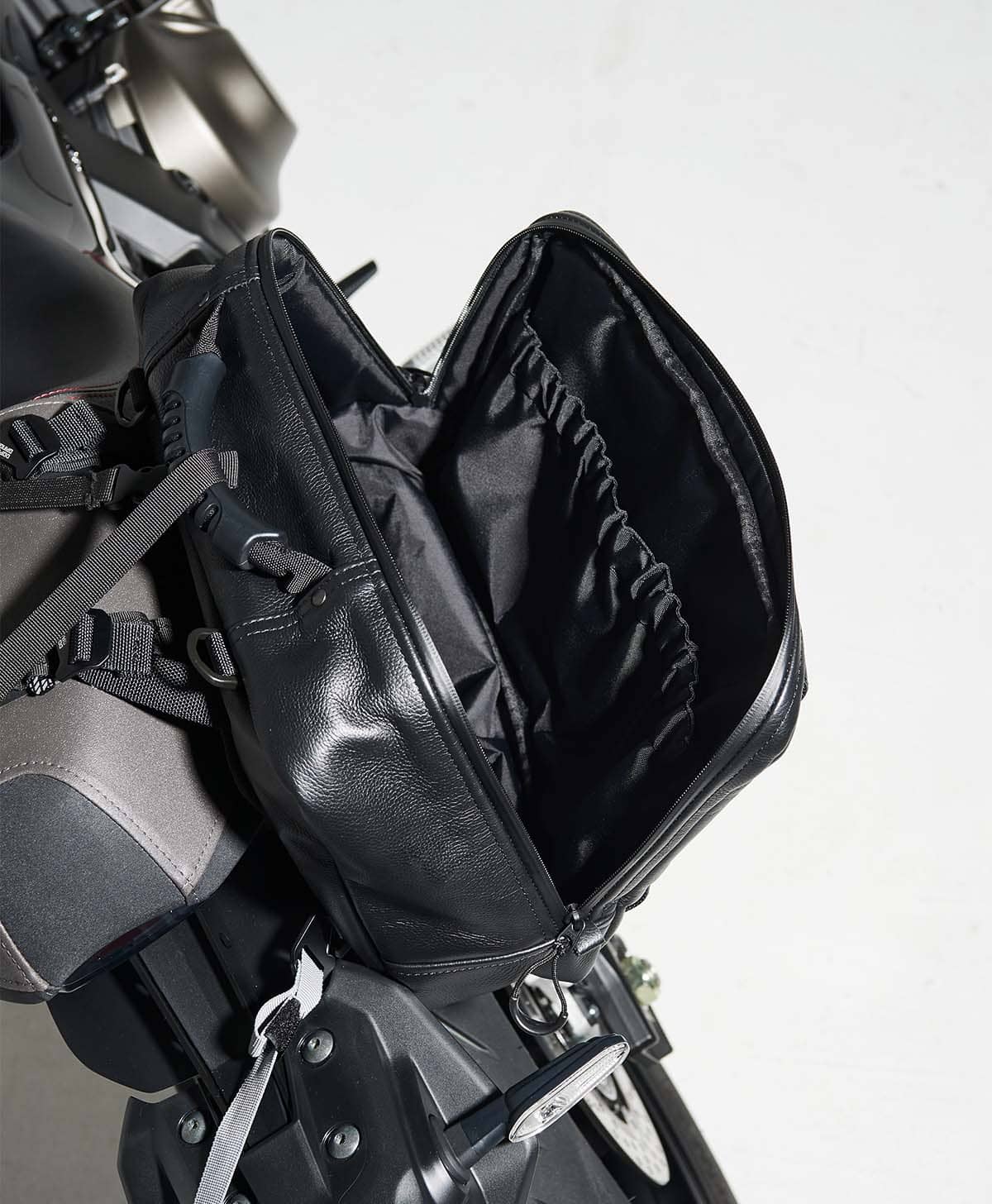 大きく開くバッグの開口部。開いた側には仕切りポケットを配置