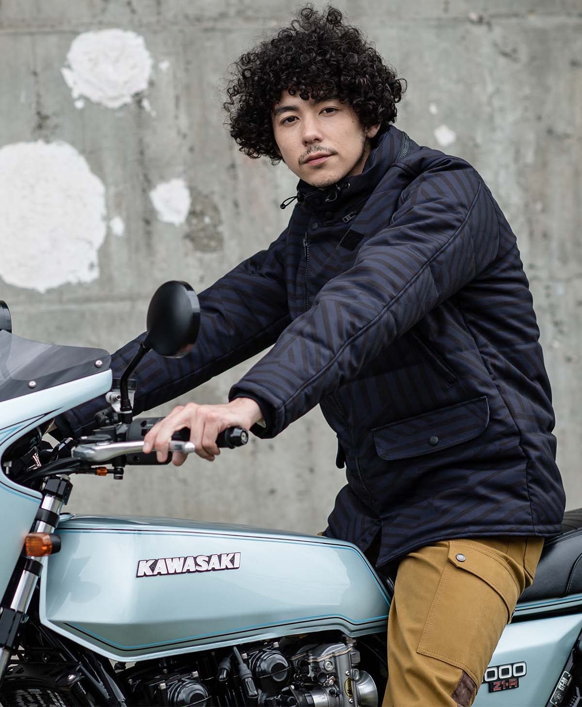 H184 B89 W71 サイズL Tシャツ着用