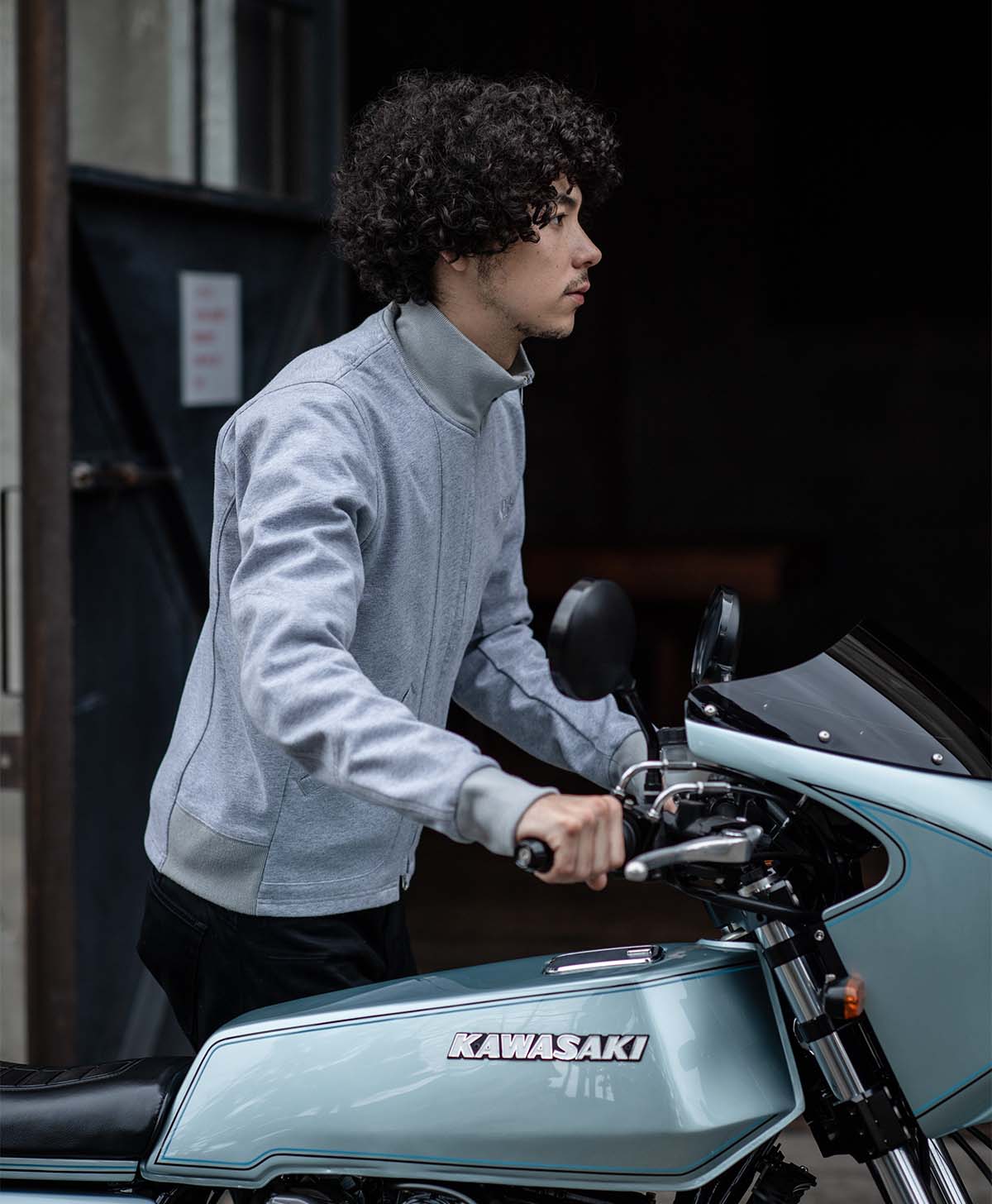 H184 B89 W71 サイズL Tシャツ着用