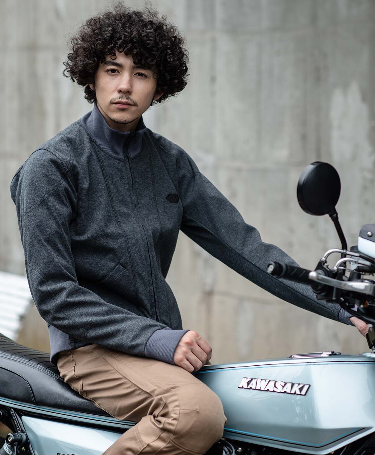 H184 B89 W71 サイズL Tシャツ着用