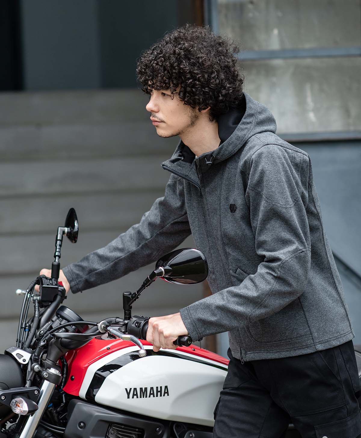 H184 B89 W71 サイズL Tシャツ着用