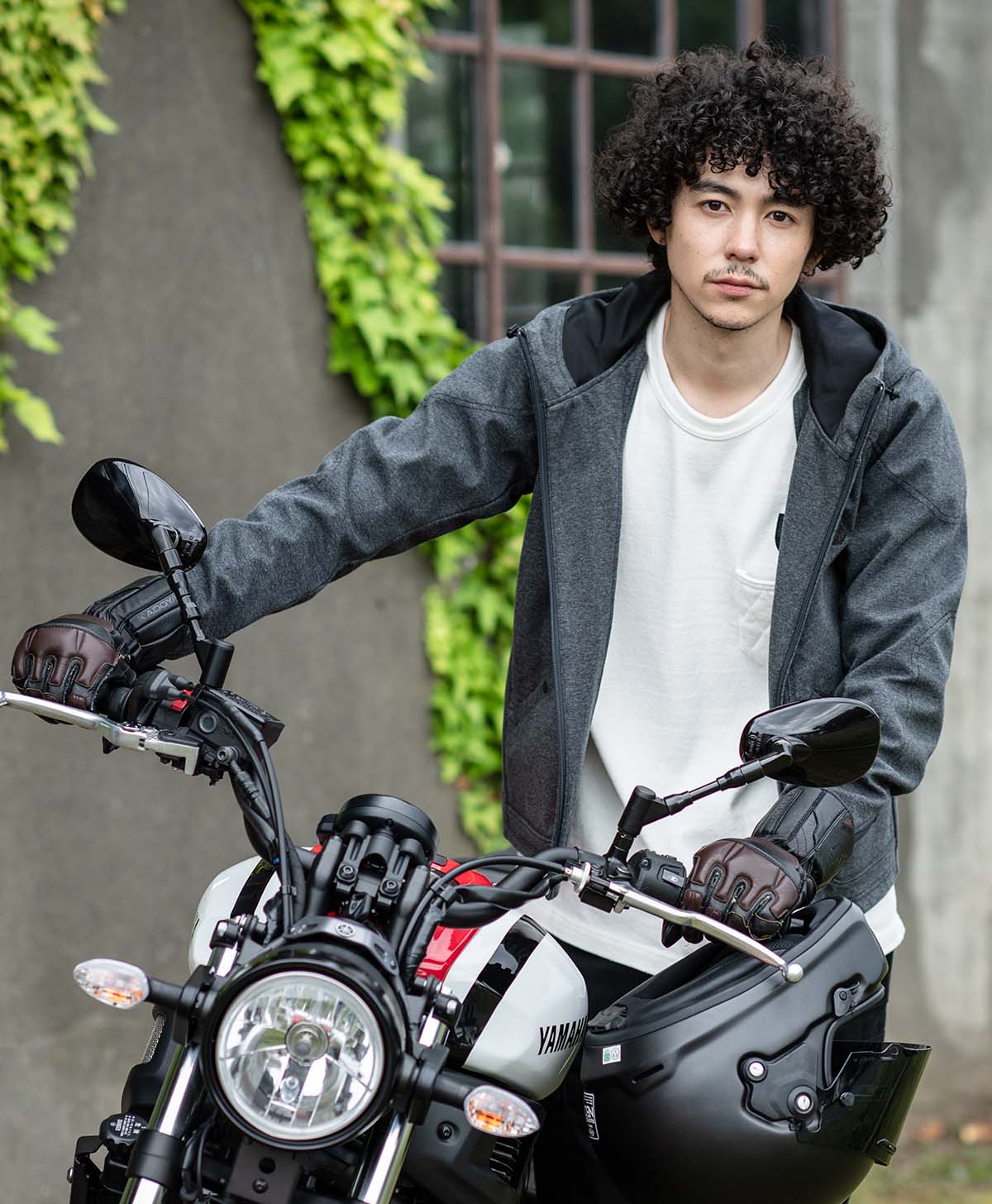 H184 B89 W71 サイズL Tシャツ着用