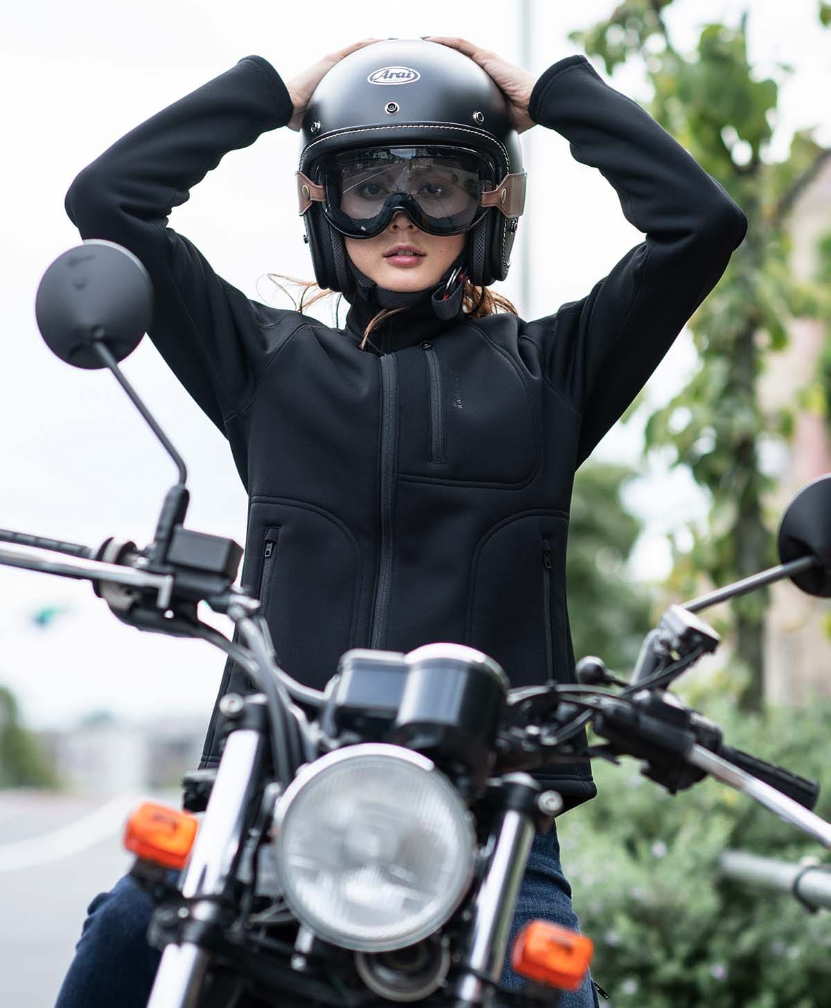 H170 B83 W59 H84 サイズM Tシャツ着用
