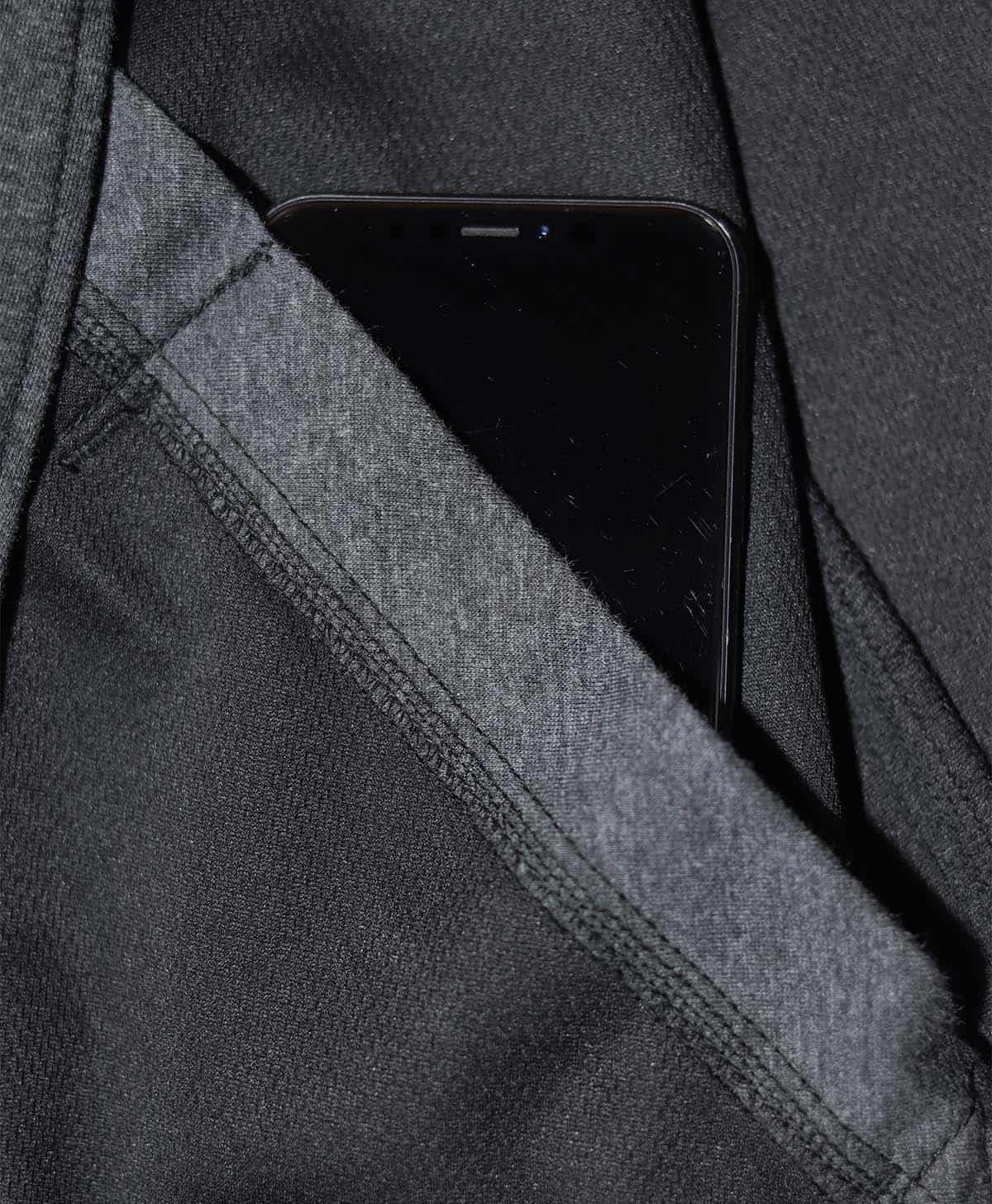 内側からも腹部ポケットにアクセス可能