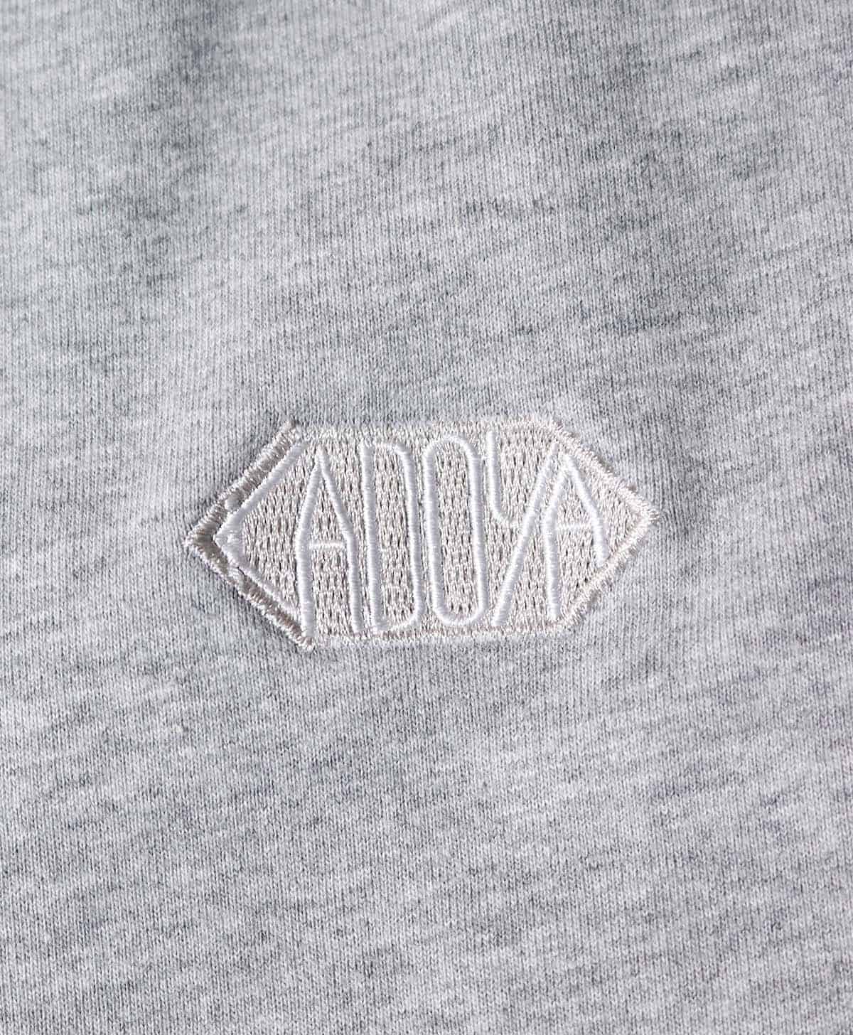 胸には刺繍ロゴを配置