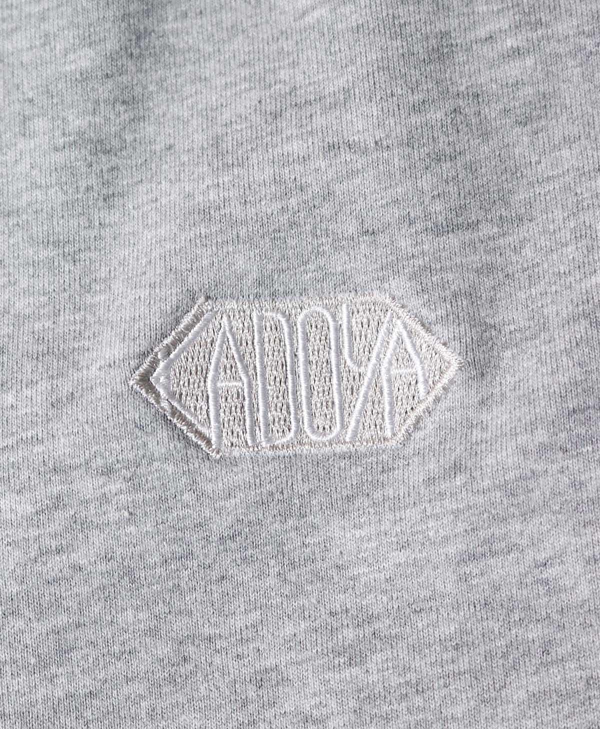 胸には刺繍ロゴを配置
