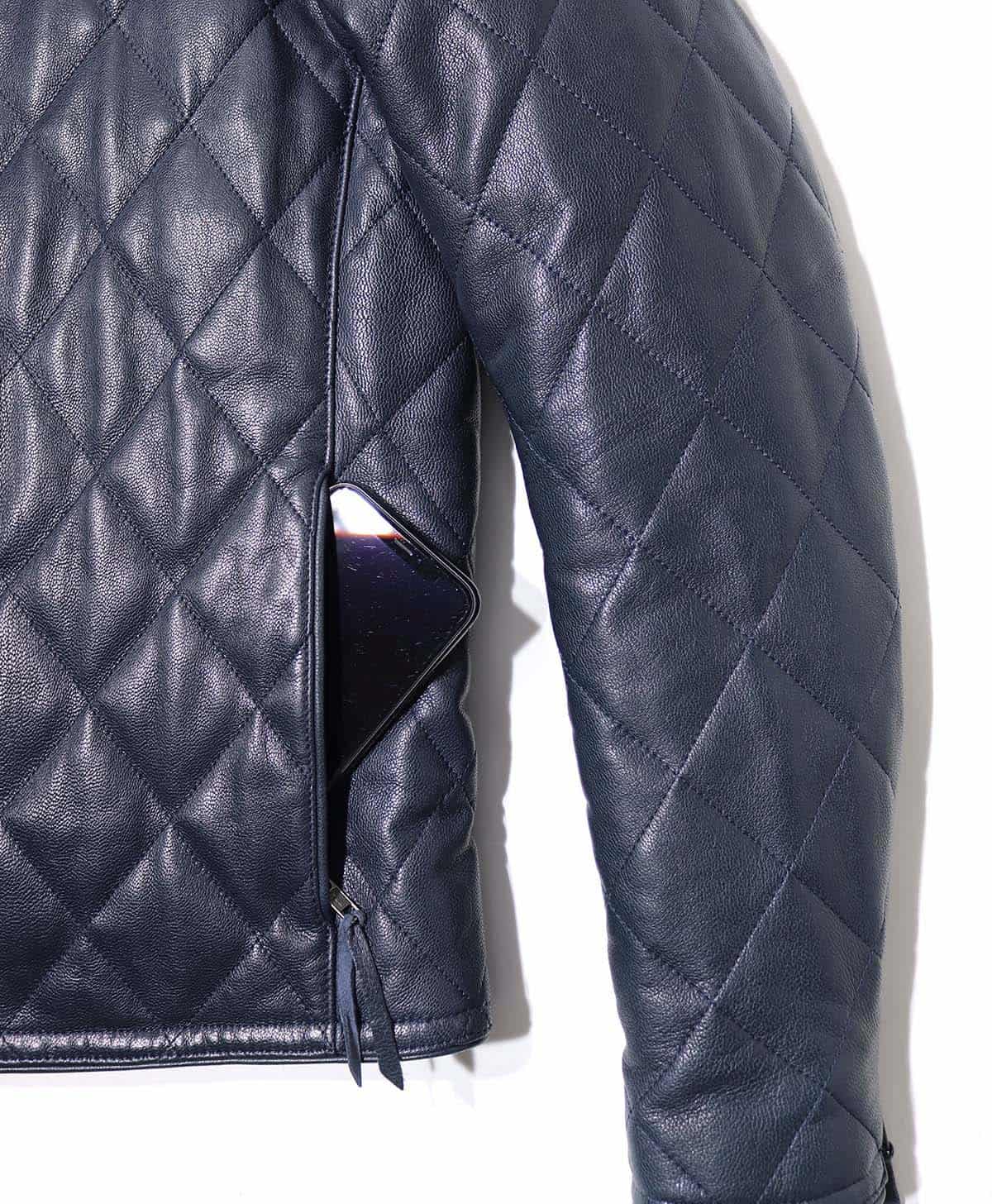 前身頃の腹部にはハンドウォーマーポケットが付く