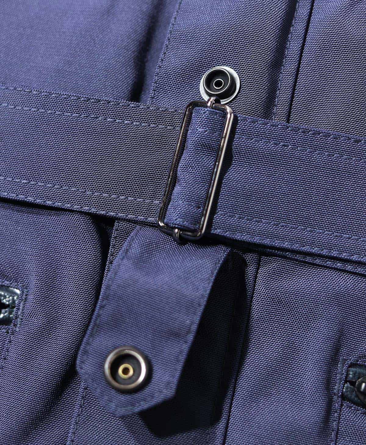バイクのタンクを傷つけないように、ベルト金具はカバーすることができる