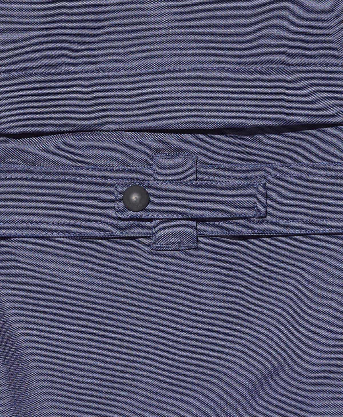 背面には切り替えを用いたファスナー開閉式ベンチレーションを配置/ベルトのズレ防止のストラップが付く