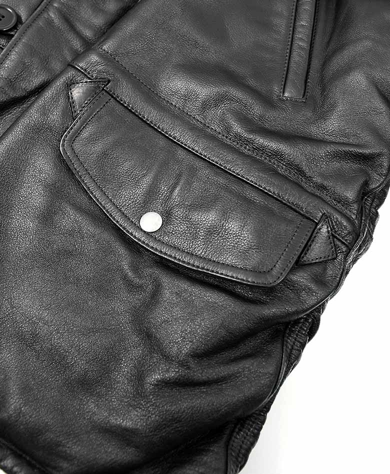 フラップポケット両側は革の補強を付けたタフな作り