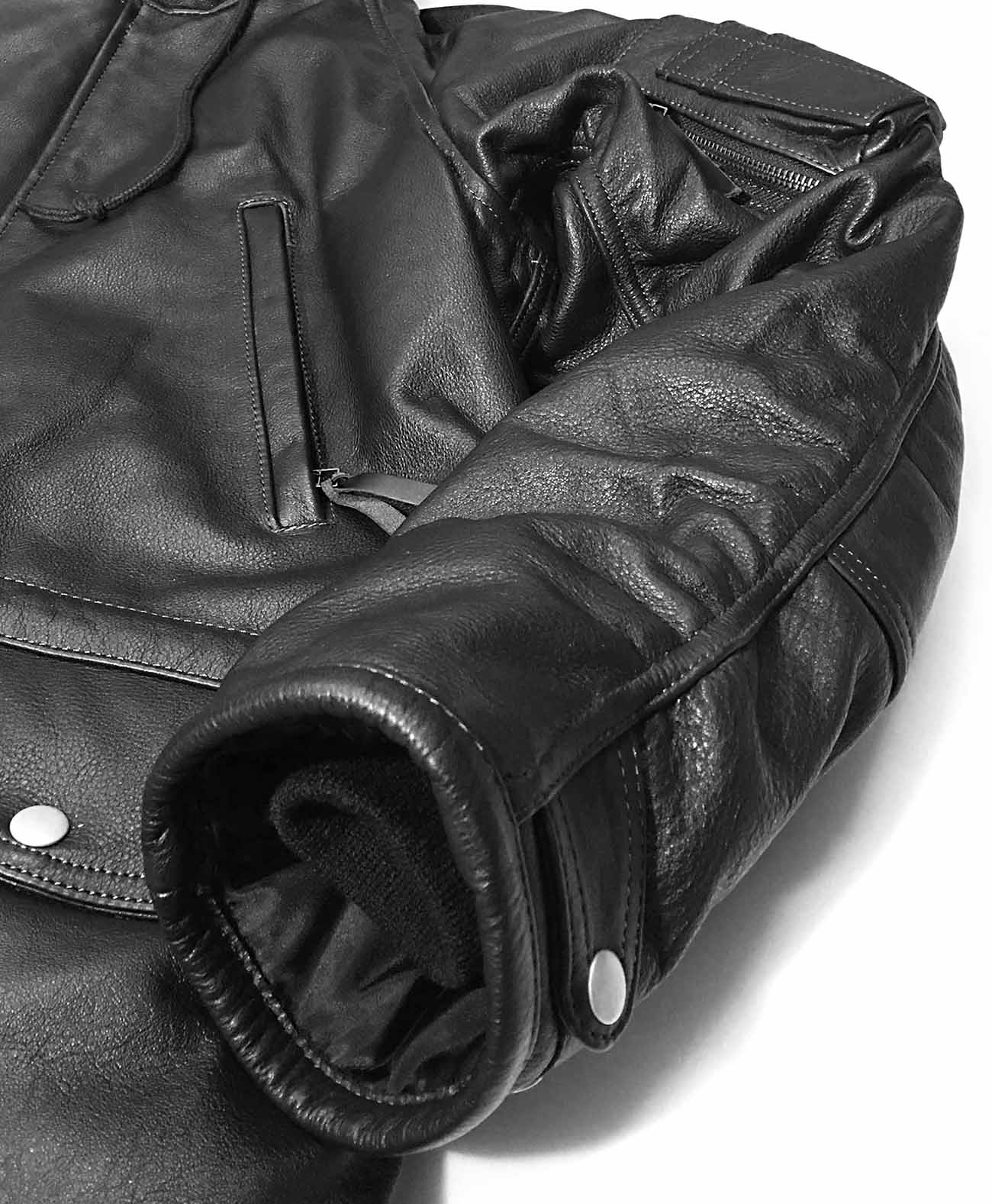 袖口は内側にリブニット、表側にドット留めストラップ