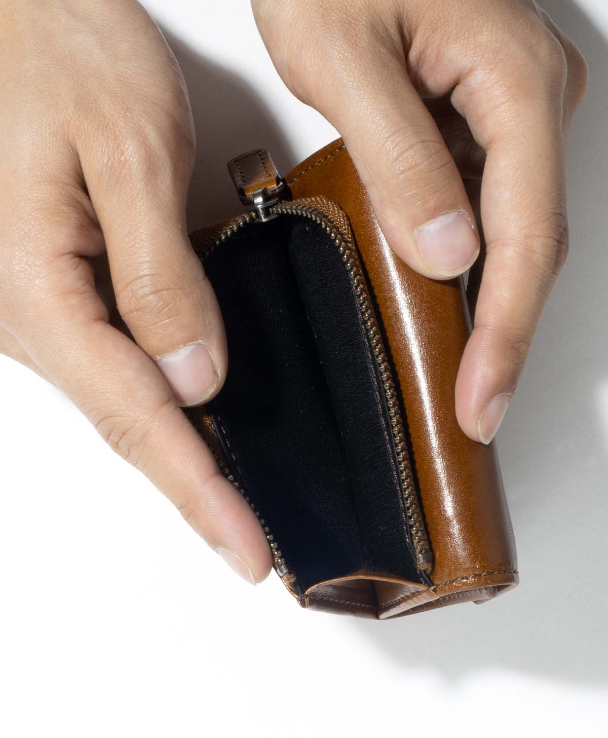 L字ファスナーとマチ付きで中身を確認しやすい