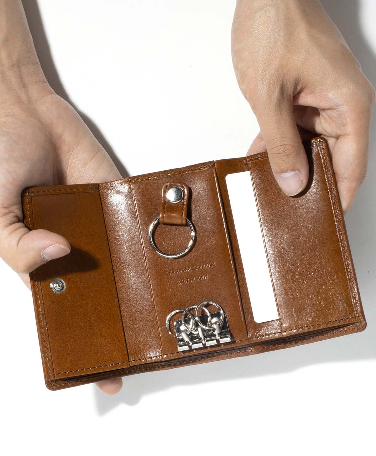 内側に1箇所カードポケットを配置