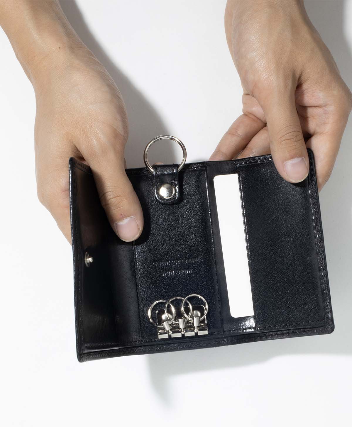 内側には1箇所カードポケットを配置