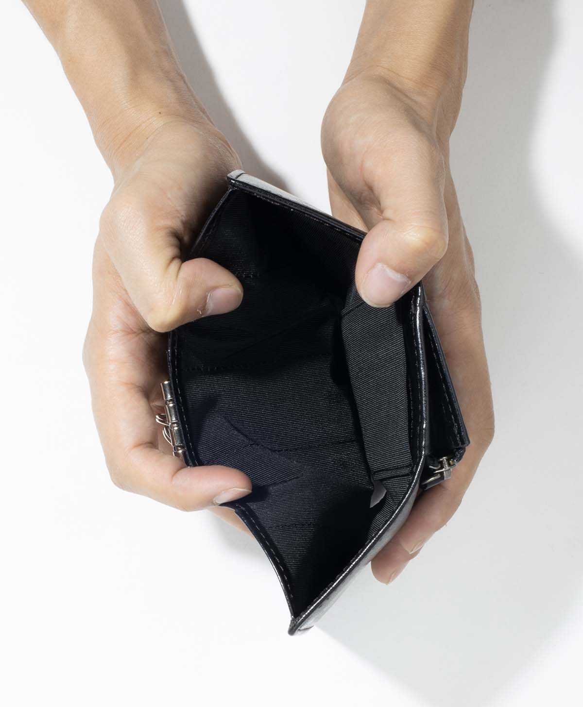 札入れ側にも1箇所カードポケットを配置