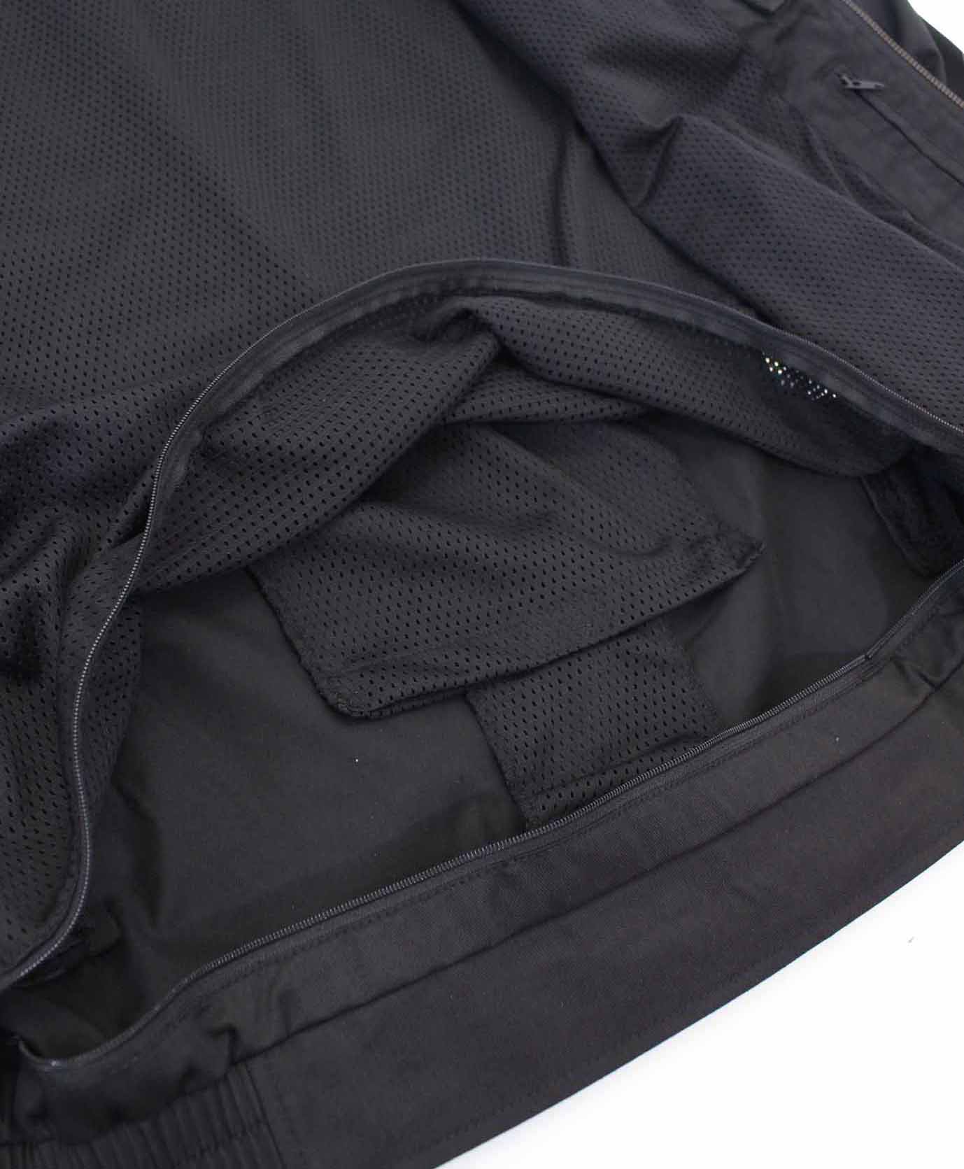 裾周りを大きく開口するZipが取付けられ、後加工ブリントやワッべン付けに対応