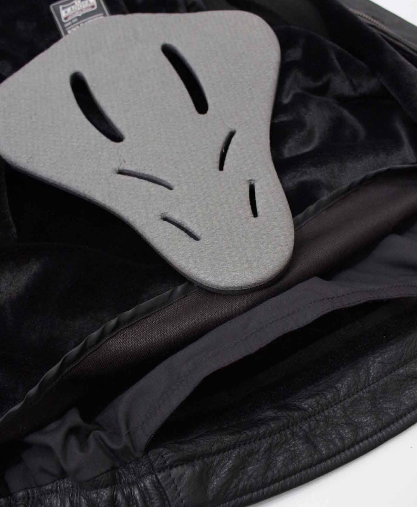 脊椎パッド標準装備_裾の開口部より着脱可能