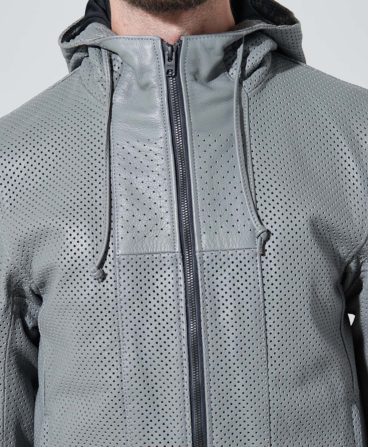 首元にはパンチングホールをデザイン配置