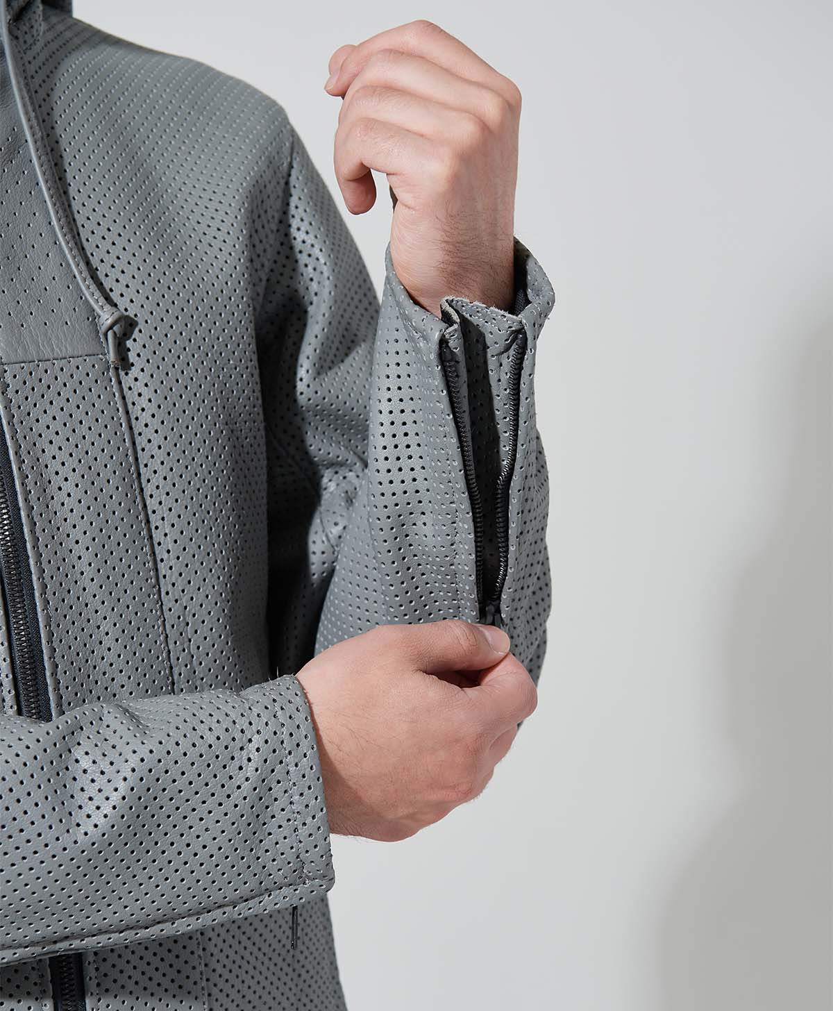 袖口はファスナー開閉+三角マチ仕様