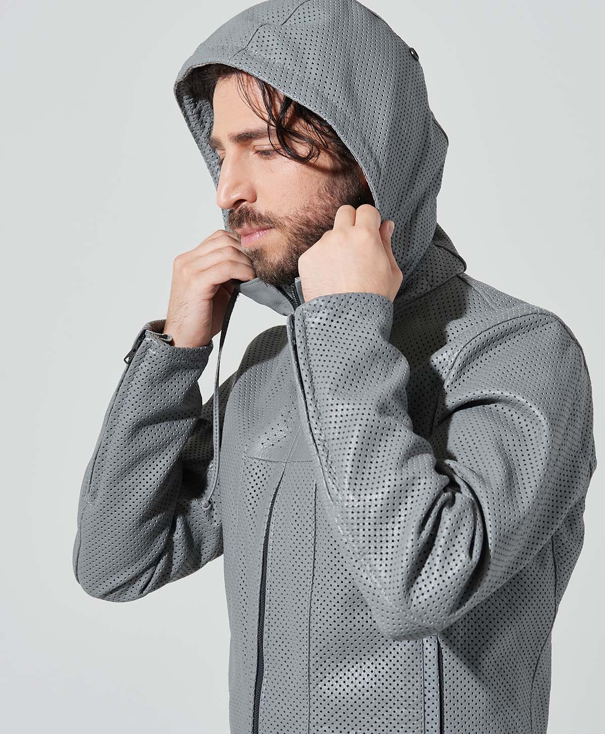 フードは外周の紐により調整が可能