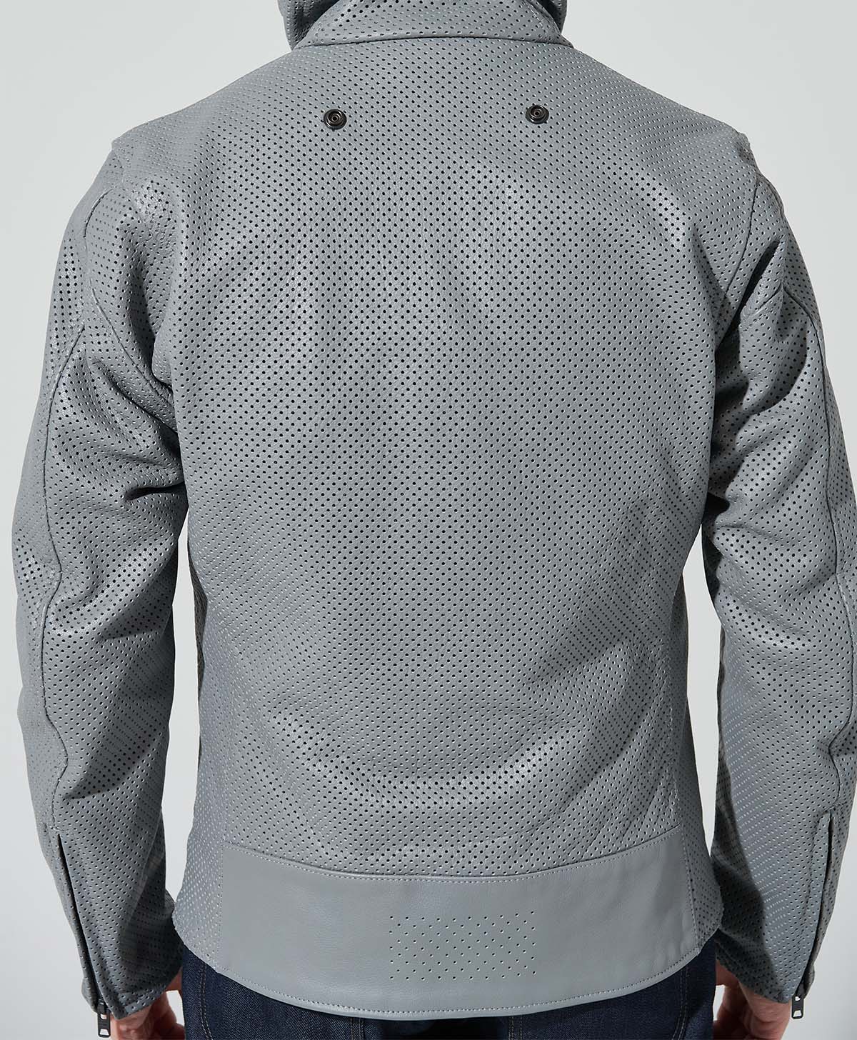 背面にはフード固定用のドットボタンを配置