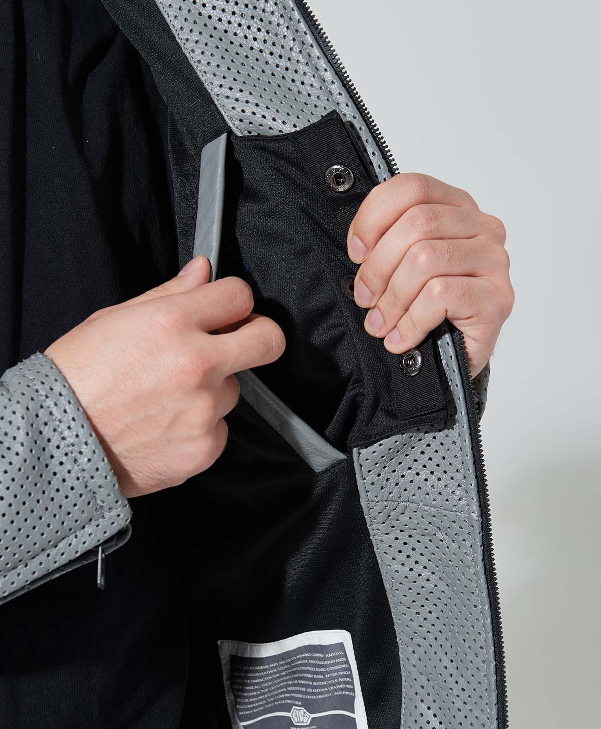 左右の内ポケットは胸部プロテクターの台座を兼ねた作り