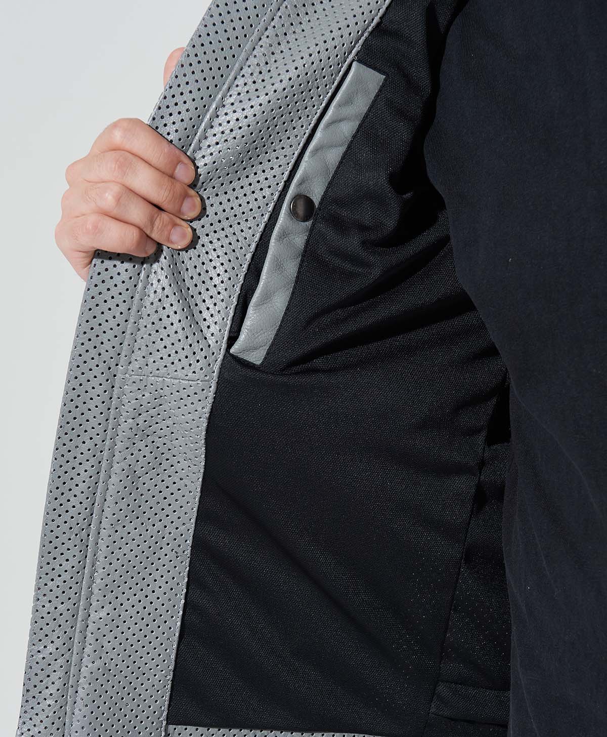 裏地には吸汗速乾性のメッシュ生地を採用