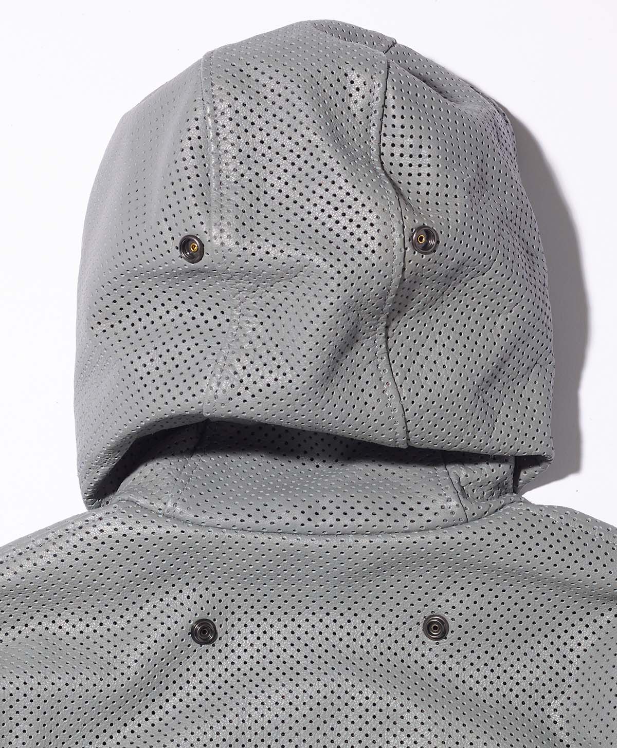 背面にはフード固定用のドットボタンを配置