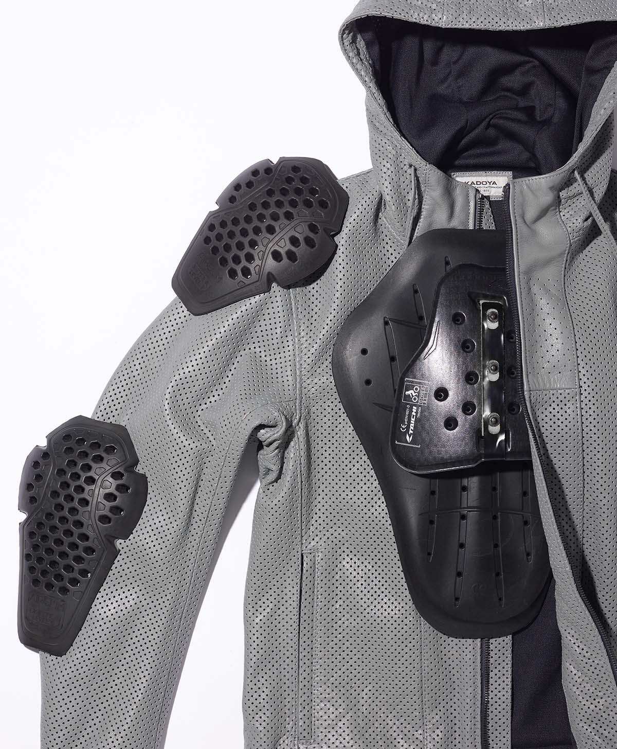 肩・肘・脊椎・胸部パッドを装備可能