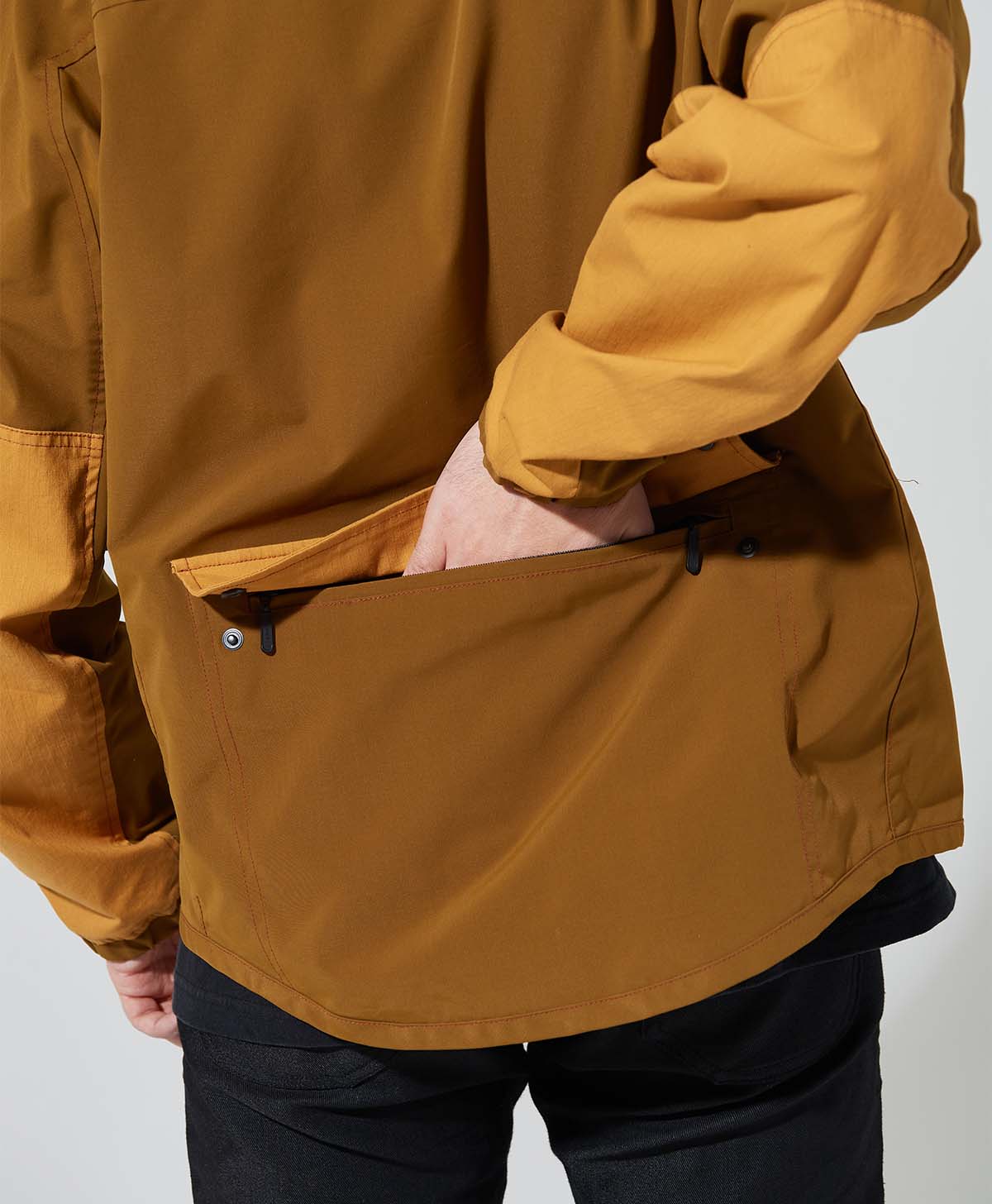 ROUND ZIP ANORAK / ブラウン