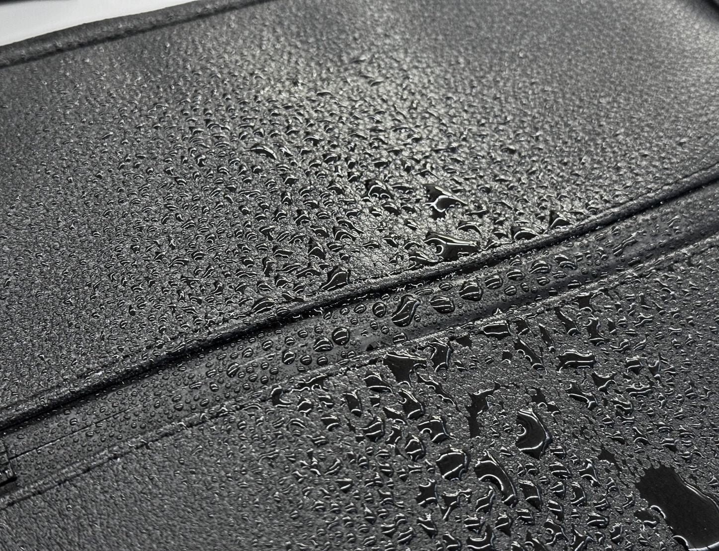 雨の日もスタイリッシュに。防水レザー製バッグの魅力と選び方