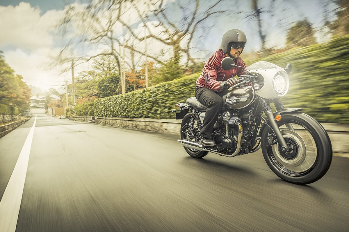 PV「KAWASAKI W800 STREET/CAFE」にカドヤのアイテムが登場しました。