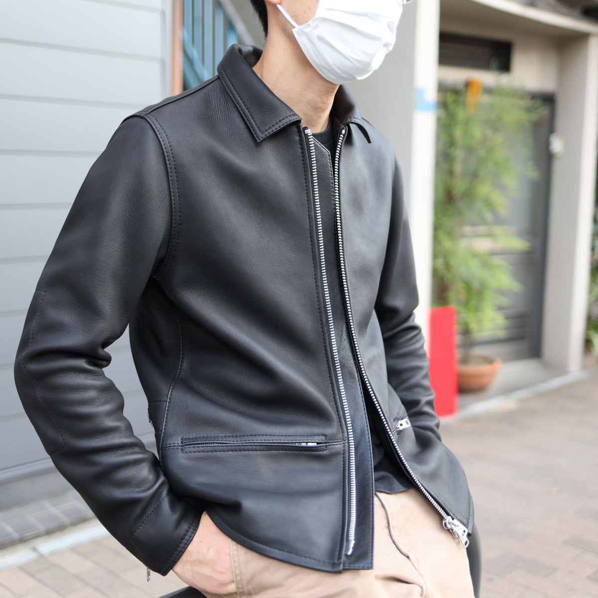 吸い付くような質感の鹿革ジャケット