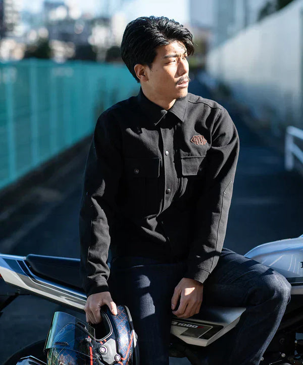 ワークウェアの無骨さと、ライディングの機能美が交差する一着。