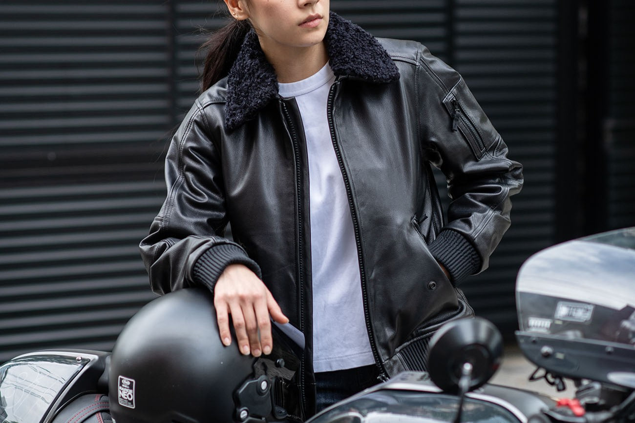 名作ボマーを女性のシルエットで描く、至高のレディースライダース