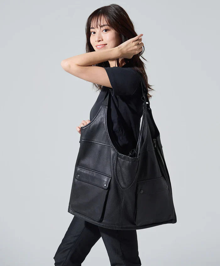 「着る」と「運ぶ」を自由に行き来する、ディアタッチゴートの変形レザーベスト